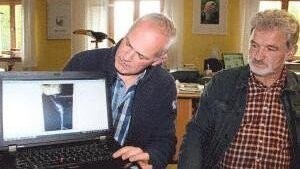 Markus Schmidberger (links), Leiter der LBV-Geschäftsstelle in Nößwartling, und LBV-Kreisvorsitzender Karl-Heinz Schindlatz zeigen am Laptop das Röntgenbild eines der toten Vögel.