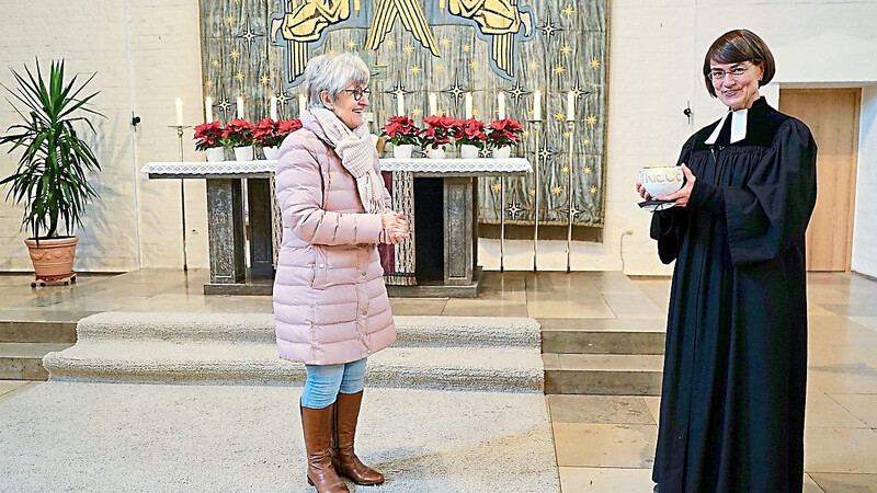 Als Zeichen des Dankes für die Möglichkeit, in der Christuskirche auszustellen, hatte Renate Falk ein Geschenk für Pfarrerin Christine Rießbeck dabei.