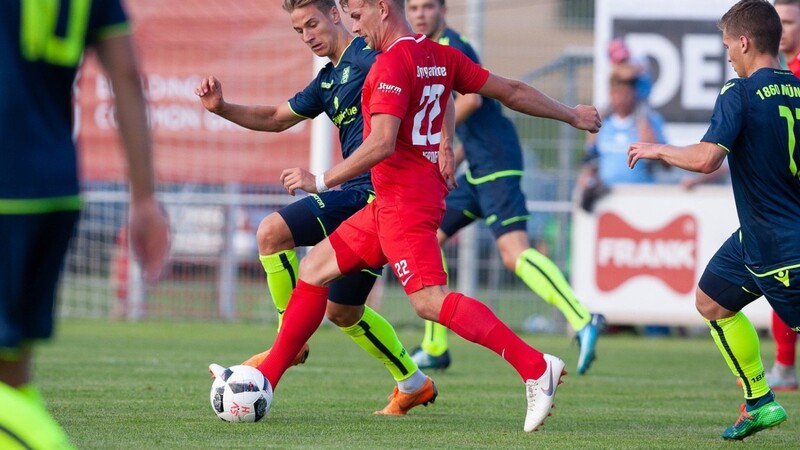 Tobias Lermer (rotes Trikot) spielt ab Sommer wieder für die SpVgg Hankofen.