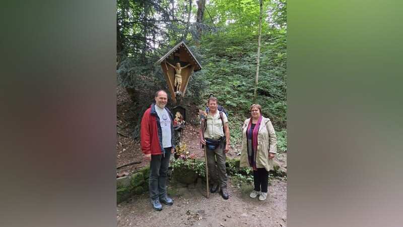 Mathias Geyer aus Passau (l.) und Jeanette Wiese aus Osterhofen sind Via-Nova-Pilgerwegbegleiter von Sepp Ertl.