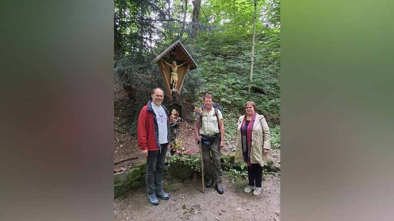 Mathias Geyer aus Passau (l.) und Jeanette Wiese aus Osterhofen sind Via-Nova-Pilgerwegbegleiter von Sepp Ertl.