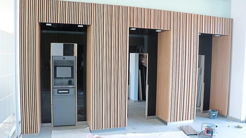 Die modernen Geldautomaten stehen den Kunden schon ab Montag, 17. April, zur Verfügung.