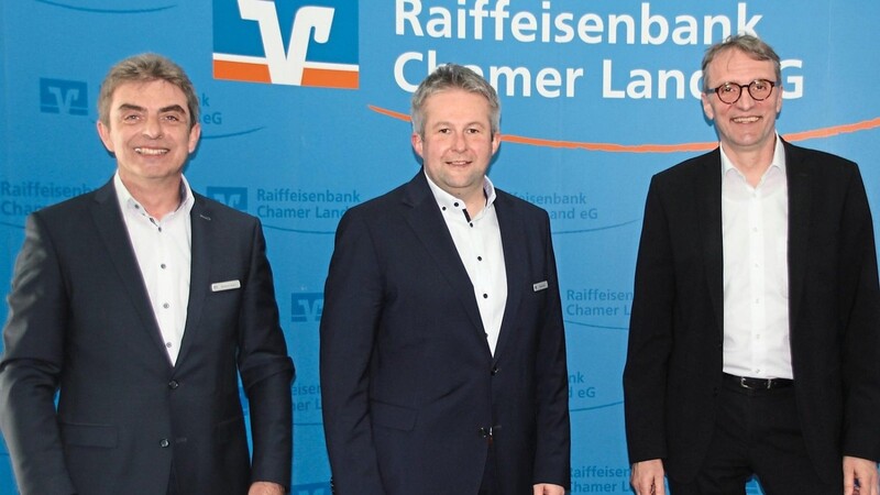 Vorstandsvorsitzender Reinhard Paulus (links) und das neue Vorstandsmitglied Florian Götz. Thomas Koch (rechts) verabschiedet sich aus der Führungsriege der Raiffeisenbank Chamer Land.