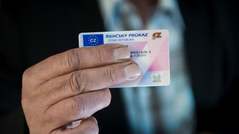 Führerschein gegen Bestechungsgeld: Dutzende Deutsche sollen sich in Tschechien eine Fahrerlaubnis erschwindelt haben.