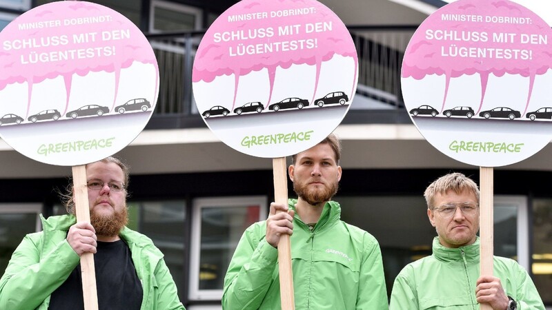 Mitglieder der Umweltschutzorganisation Greenpeace protestierten bei der Verkehrsministerkonferenz.