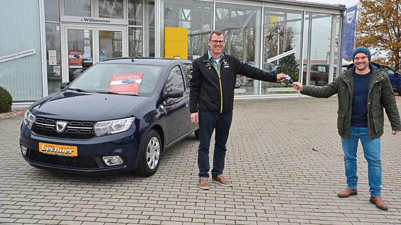 Wer gewinnt den Dacia Sandero? Die Fahrzeugschlüssel überreichte Michael Lechner (links) vom gleichnamigen Autohaus an Vorsitzenden Markus Stanglmair vom FC Mainburg, der heuer die Verlosung durchführt.