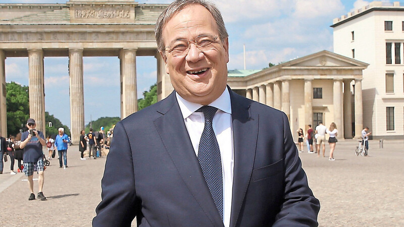 Armin Laschet (CDU), Ministerpräsident von Nordrhein-Westfalen vor dem Brandenburger Tor in Berlin. Im Herbst will sich der 60-Jährige hier eine Wohnung suchen.