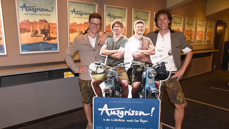 Thomas Wittmann und Julian Wittmann bei der Premiere des Kinofilms "Ausgrissn! In der Lederhosn nach Las Vegas" im Jahr 2020 im Cineplex in Erding. Jetzt können Sie den Film auch bei Sky genießen.