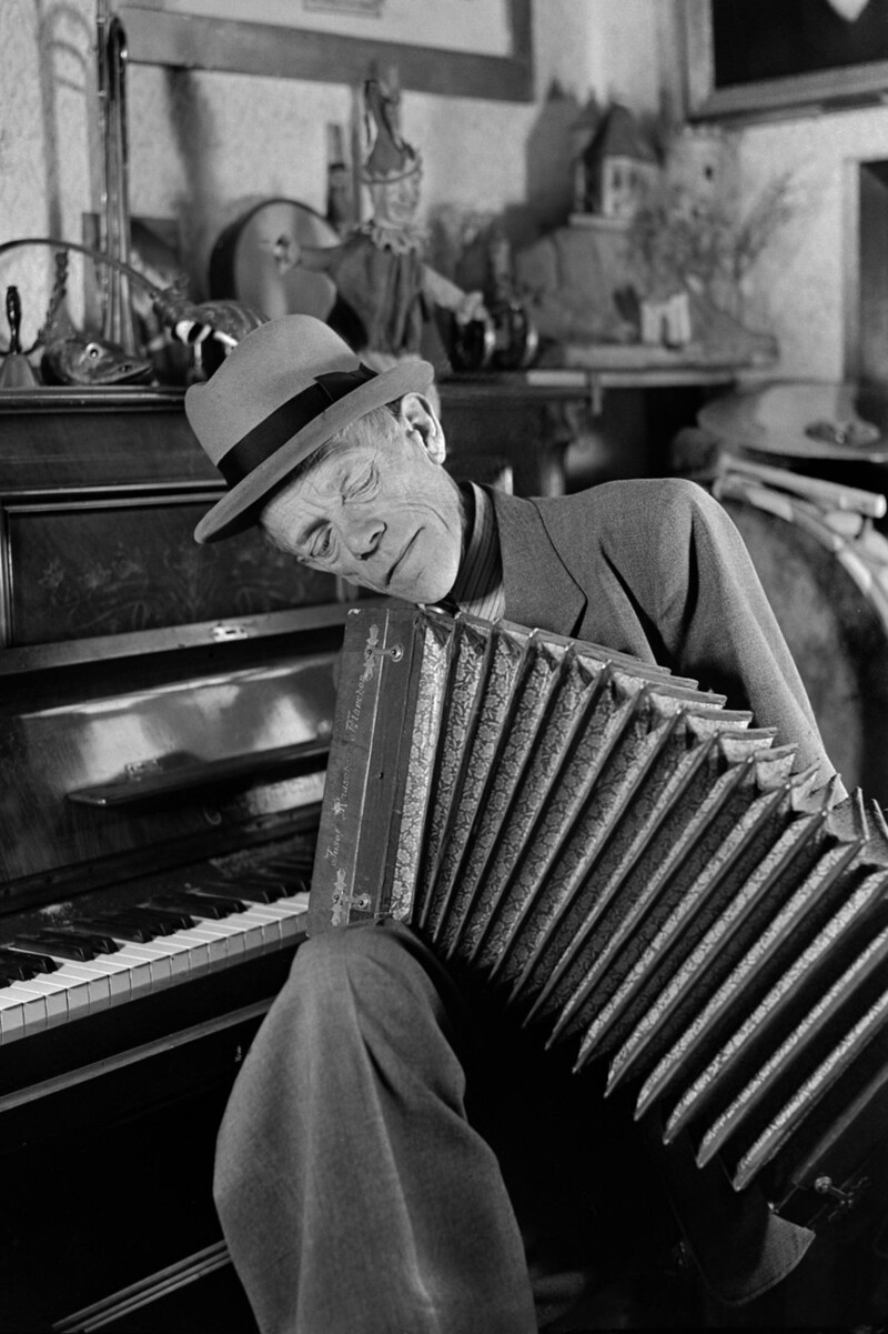 Am Ende doch sehr nachdenklich? Karl Valentin mit seiner Quetschn im Sommer 1947 im Haus in Planegg. Foto: Sammlung Rolf Poss/imago 