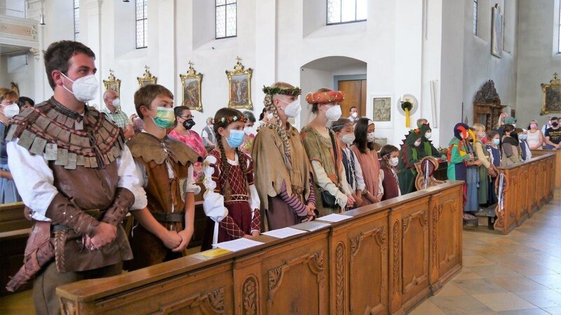 Darsteller des Drachenstich-Festspiels wie auch des Kinderdrachenstichs wohnten in ihren Kostümen dem Patroziniumsgottesdienst bei.