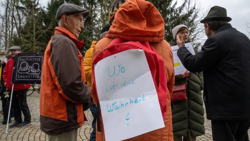 Rund 20 Personen nehmen vor dem Kulturhaus an einer Demonstration anlässlich der Lesung von Georg Gänswein teil.