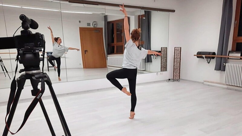Allein im Tanzstudio: Nicole Wanninger tanzt derzeit für die Kamera und ihre Schüler zu Hause vor dem Bildschirm.
