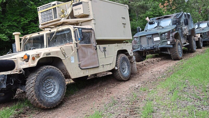 Niemand sitzt am Steuer: Die US-Armee präsentiert in der Oberpfalz verschiedene Fahrzeugarten ohne Fahrer.