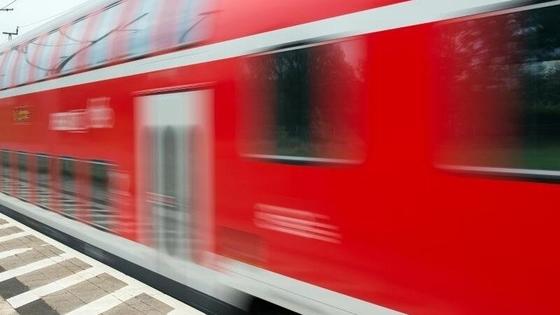 Am Samstagmittag kam es auf der Bahnstrecke zwischen München und Landshut erneut zu einer Störung. (Symbolbild)