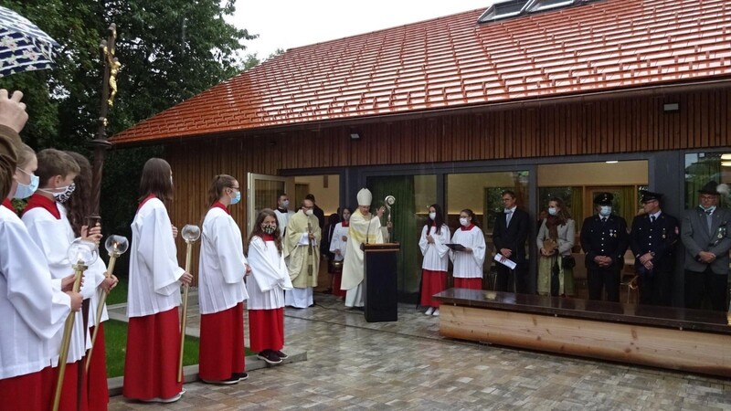 Bischof Rudolf erteilt dem neuen Pfarrheim in Eschlkam den kirchlichen Segen.