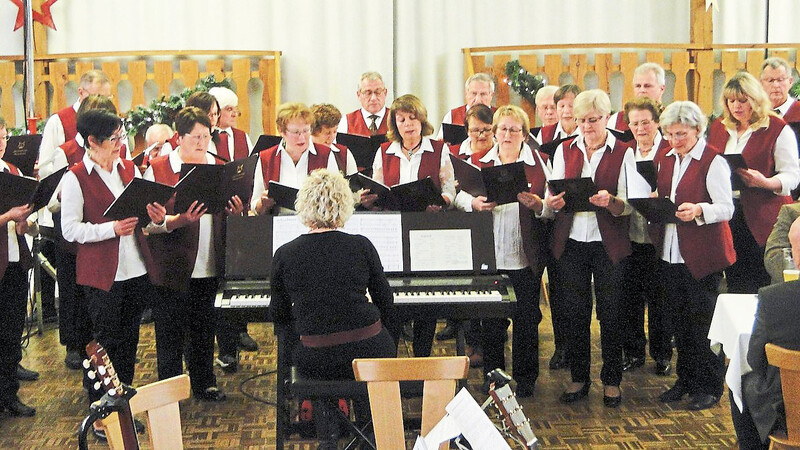 Der gemischte Chor führte musikalisch auf Weihnachten hin.
