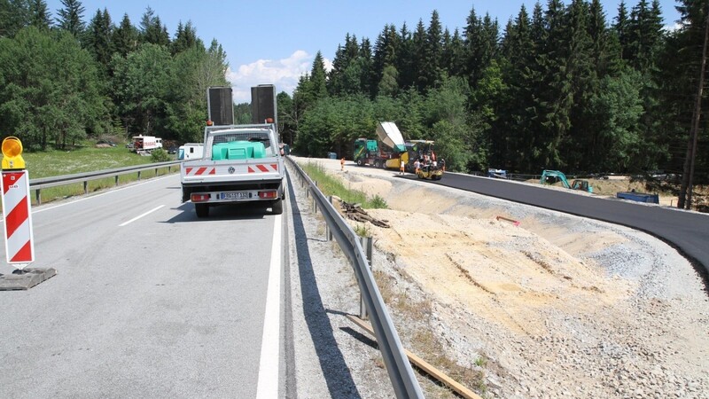 Die Ruselbachbrücke zwischen Golfplatz und Scheibe wird erneuert. Damit der Verkehr während der Bauarbeiten ungehindert fließen kann, wurde eine Umfahrung gebaut.
