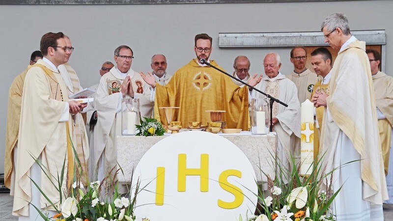 Mit Lucas Lobmeier ist nach sechs Jahrzehnten wieder ein Priester aus der Pfarrei Mariä Verkündigung hervorgegangen. Am Tag nach der Priesterweihe war der heimatempfang in Tegernheim.