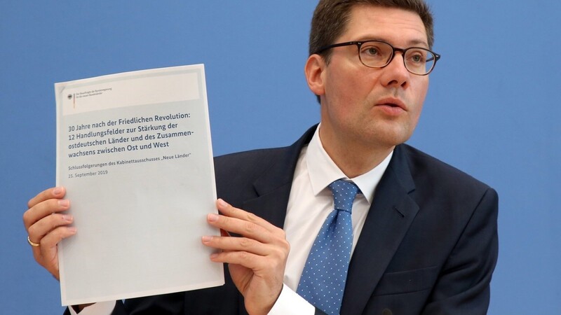 Der Ostbeauftragte Christian Hirte stellt den Jahresbericht der Bundesregierung zum Stand der deutschen Einheit vor.