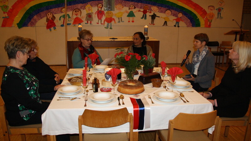 Der auf slowenische Art gedeckte Tisch mit freien Plätzen sollte den Wunsch für die Teilhabe aller Frauen in Gesellschaft und Kirchen symbolisieren.