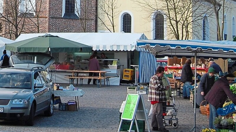 Bereits mehr als 30 Jahre werden am Wochenmarkt am Rathausplatz frische und selbst produzierte Waren aus der Region angeboten.