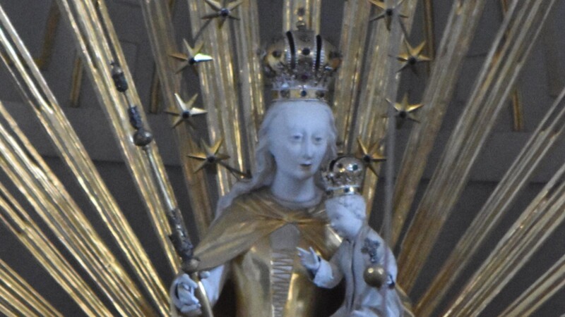 Besonders verehrt wurde seit jeher Maria als Gnadenbild in Gestalt einer Statue aus Lindenholz, die als wundertätig galt. Diese Figur thront noch heute über dem Hauptaltar der jetzigen Pfarrkirche.