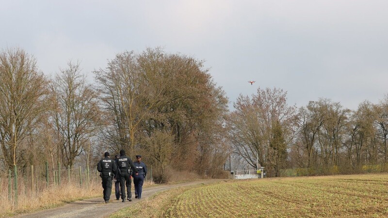 Nach mehreren tot gefundenen Greifvögeln sucht die Polizei mehrere Gebiete in den Kreisen Straubing-Bogen, Dingolfing-Landau und Deggendorf nach Hinweisen ab.