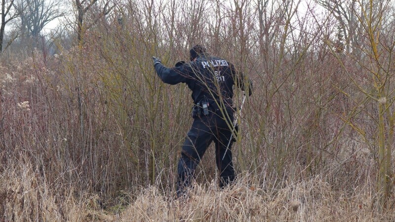 Nach mehreren tot gefundenen Greifvögeln sucht die Polizei mehrere Gebiete in den Kreisen Straubing-Bogen, Dingolfing-Landau und Deggendorf nach Hinweisen ab.