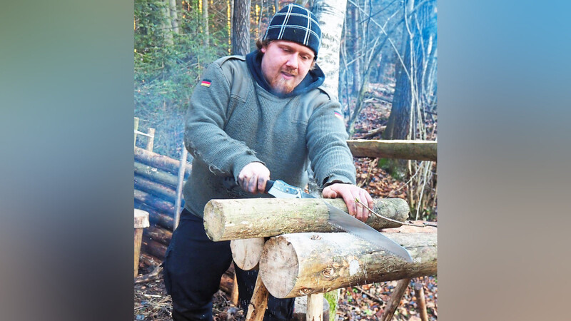 Auf Bushcrafting-Touren hat Stefan zum Beispiel eine Säge für das Lagerfeuerholz dabei.