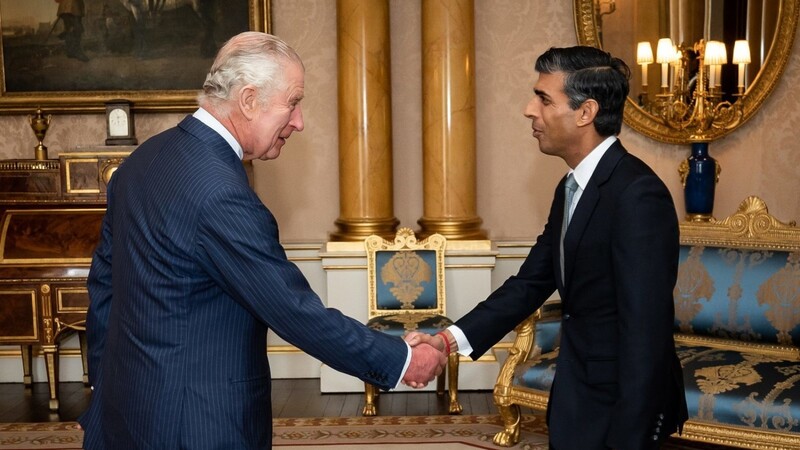 König Charles III. empfängt Rishi Sunak, neu gewählte Vorsitzende der Konservativen Partei, im Buckingham Palace.