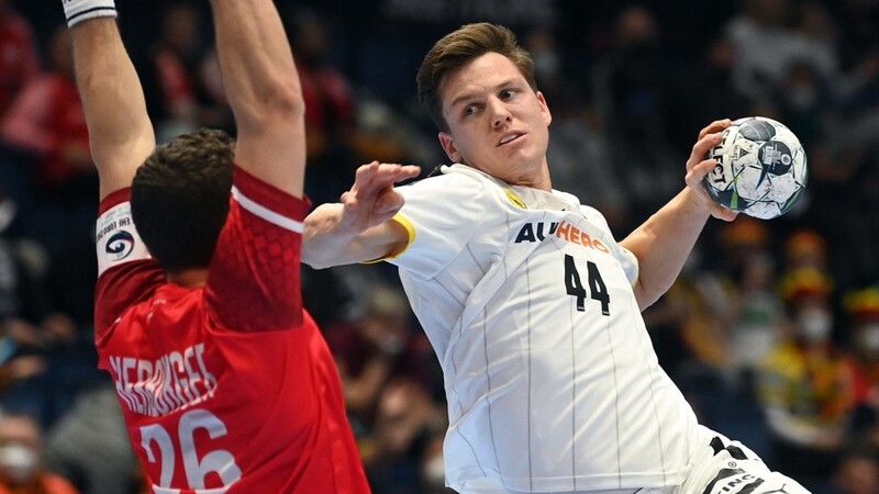 Christoph Steinert (r.) soll nach Informationen von "Sky" einer der drei neuen positiven Fälle im Team der deutschen Handballnationalmannschaft sein.