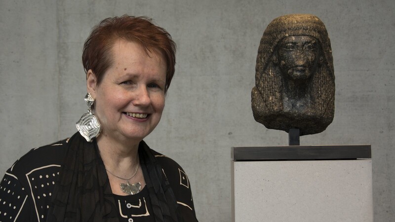 Die Ägyptologin Sylvia Schoske aus Geislingen hat in Heidelberg studiert und war seit 1982 wissenschaftliche Mitarbeiterin an der Staatlichen Sammlung Ägyptischer Kunst, deren Direktorin sie dann 1989 wurde hat das Museum Ägyptischer Kunst geprägt und groß gemacht.