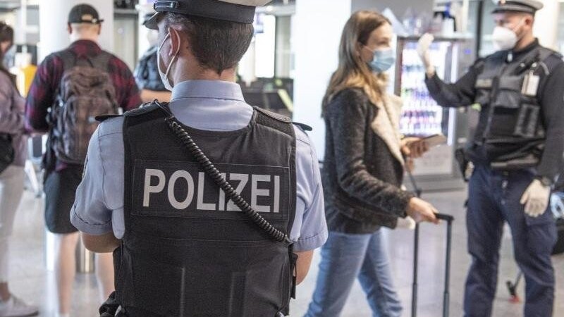 Die Bundespolizei kontrolliert stichprobenartig Reisende an Flughäfen oder Grenzübergängen (Symbolbild).