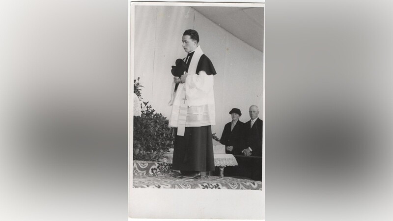 Pater Joesf Allram mit seinen Eltern Katharina und Josef am Primiztagin Bruckbergerau.