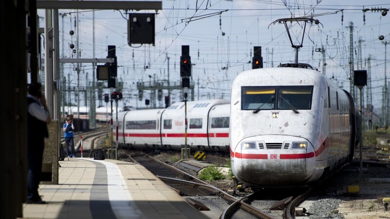 Bahnfahren könnte im Fernverkehr bald preiswerter werden.