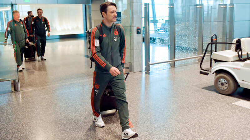Bayern-Trainer Niko Kovac bei der Ankunft am Flughafen Doha. Zweimal am Tag trainieren die Bayern, Kraft- oder Ausdauereinheiten könnten hinzukommen. Ein Testspiel wird es nicht geben.