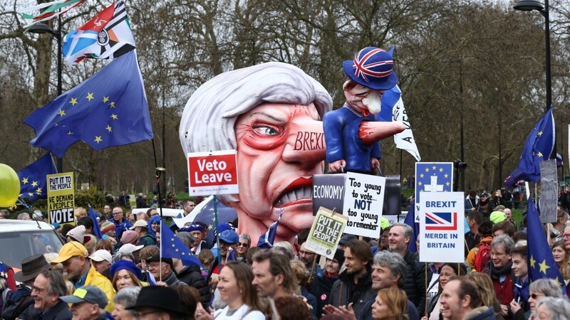 Die Teilnehmer der Demonstration unter dem Motto "Put it to the People" ziehen einen Wagen des Düsseldorfer Rosenmontagszuges mit einer Figur, die der britischen Premierministerin ähnelt. Die Anti-Brexit-Aktivisten der Organisation "People's Vote" fordern eine erneute Volksabstimmung.