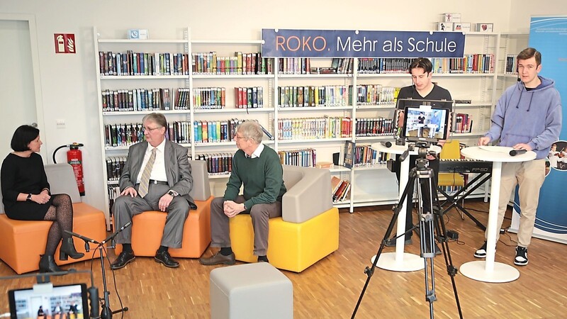 Die Moderatoren Johannes Nagl (r.) und Jonas Mieth (2. v. r.) führten unter anderem Interviews mit Tanja Blöchinger (v. l.), Heribert Strunz und Professor Detlef Brumbi.