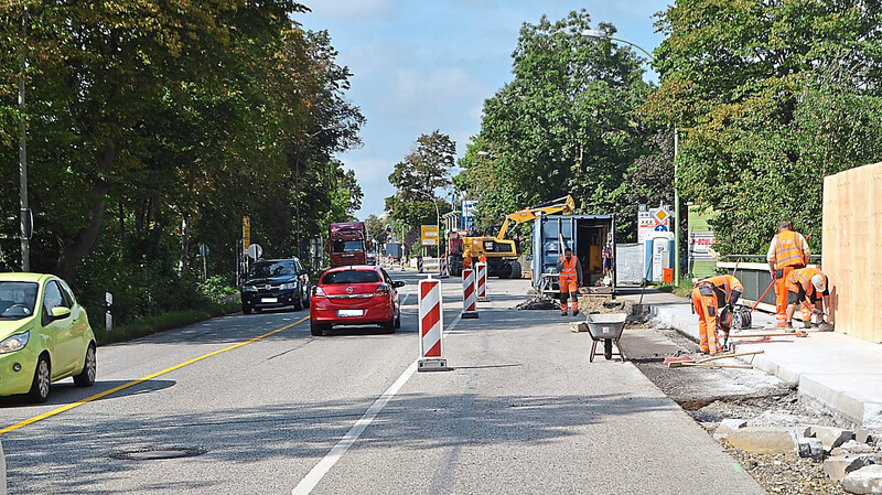 Damit Radfahrer und Fußgänger künftig sicherer unterwegs sein können, wird der Geh- und Radweg entlang der Hofmark-Aich-Straße verbreitert. Das dauert rund sechs Wochen, dann werden die Fahrbahnen saniert.