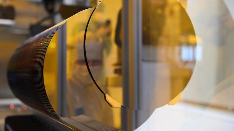 Ein 300-Millimeter-Wafer in einem Reinraum des Technologiekonzerns Bosch in Dresden. Die Produktion von Halbleitern zählt zu den wichtigsten Technologien von Morgen. Seit der Corona-Krise sind die Halbleiter knapp - bald soll es bei Magnesium ähnlich düster aussehen (Archivbild).