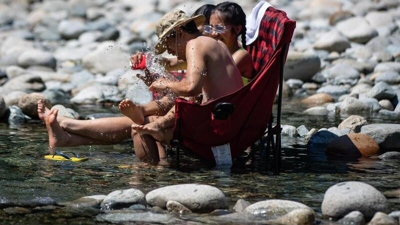 Drei hitzegeplagte Kanadier kühlen sich im kalten Wasser des Lynn Creek ab. Bis zu 47,9 Grad - Kanada höchste je gemessene Temperatur - wurde im Südwesten des Landes erreicht.