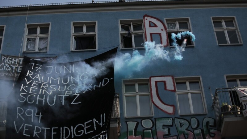 Mitten in der deutschen Hauptstadt zünden Linksextreme Barrikaden an und werfen schwere Pflastersteine von Hausdächern auf Polizisten.