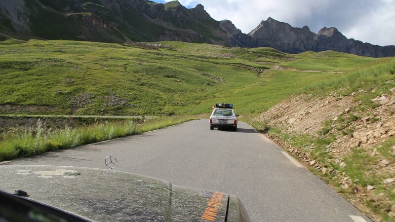 Die Etappen der Rallye führen die Teilnehmer auf Bergpässen durch beeindruckende Landschaften.