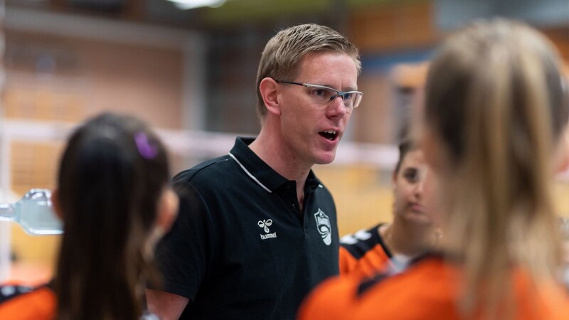 Blickt seiner ersten Saison als hauptverantwortlicher Coach des Volleyball-Bundesligisten NawaRo Straubing mit Freude, aber auch dem nötigen Selbstbewusstsein entgegen: Bart-Jan van der Mark.