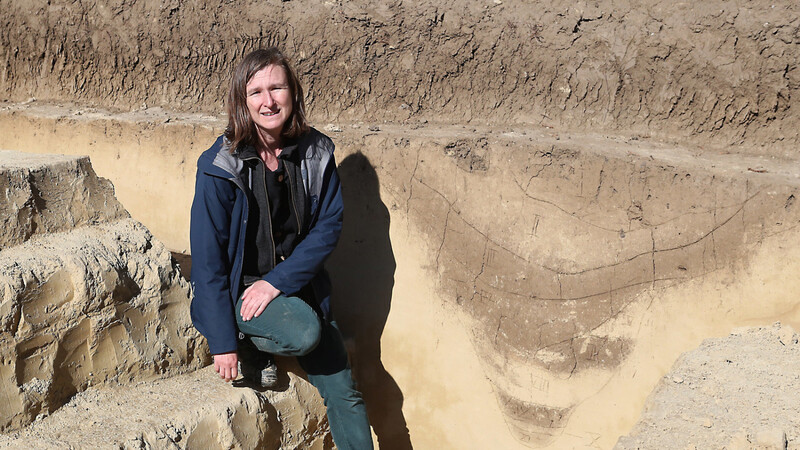 Stadtarchäologin Isabella Denk an einer Stelle des Grabungsfeldes, an dem sich im Querschnett deutlich einer der im Lauf der Jahre verfüllten Gräben abzeichnet