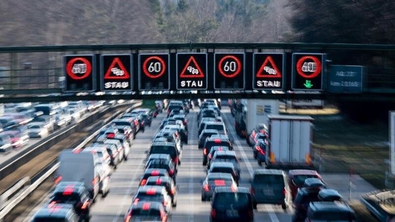Dichter Verkehr schiebt sich über die Autobahn 8 in Bayern.