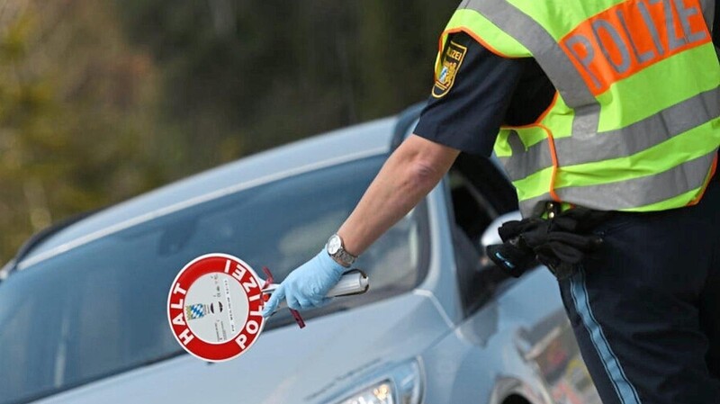 Beamte des Operativen Einsatzdiensts aus Landshut sowie der Bereitschaftspolizei kontrollieren derzeit verstärkt Autofahrer.  Foto: