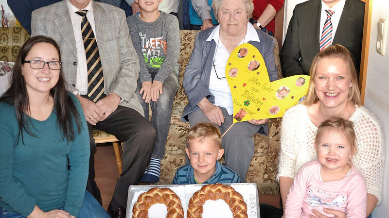 Maria Zimmerer zwischen stellvertretendem Landrat Sepp Egger und Bürgermeister Josef Reiser sowie ihrer großen Familie, die ihr alle zum 90. Geburtstag gratulierten.
