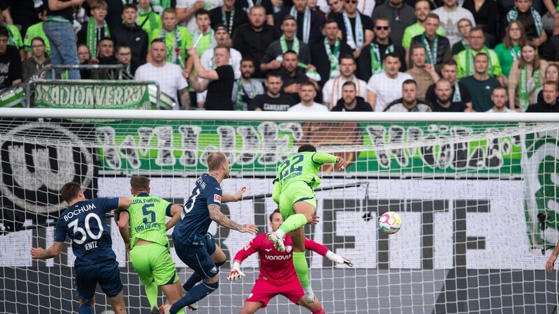 Wolfsburgs Felix Nmecha köpft das Tor zum 1:0 gegen den VfL Bochum.