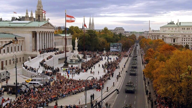 Die Ringstraße in Wien während einer Militärparade zum österreichischen Nationalfeiertag. Österreich ist seit 1955 per Gesetz zu "immerwährender Neutralität" verpflichtet. Das wird in Zeiten des Ukraine-Kriegs auf die Probe gestellt, sagt der Politikwissenschaftler Peter Filzmaier
